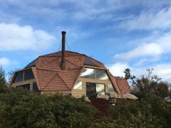 アメリカのカリフォルニア州にあるブドウ畑に囲まれたドームハウス