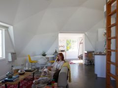 アメリカのカリフォルニアのジョシュア・ツリーにある砂漠のドームハウス