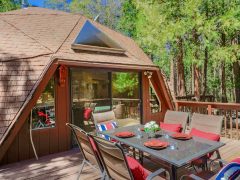 アメリカのカリフォルニア州アイディルワイルド＝パイン・コーブにあるドームハウス