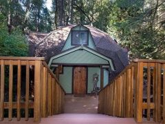 アメリカのカリフォルニア州ポロックパインズにあるドームハウス