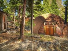 アメリカのカリフォルニア州レイク・アローヘッドにあるドームハウス